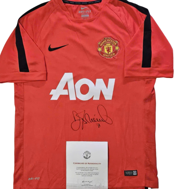 Áo đấu có chữ ký của Di Maria tại Manchester United.