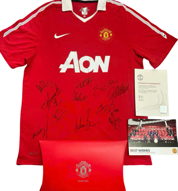 Áo đấu Manchester United mùa giải 2010-11 có chữ ký của toàn bộ đội hình chính