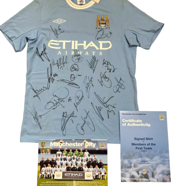 Áo đấu Manchester City mùa giải 2009-2010 có chữ ký của toàn đội