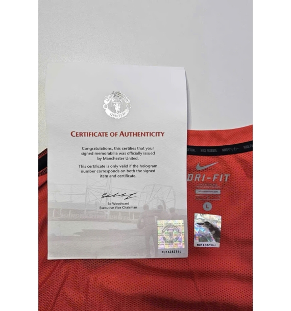 Áo đấu có chữ ký của Di Maria tại Manchester United.