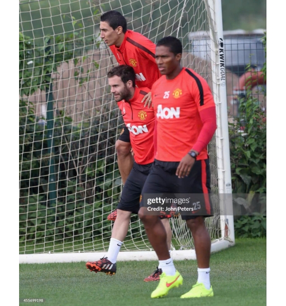 Áo đấu có chữ ký của Di Maria tại Manchester United.