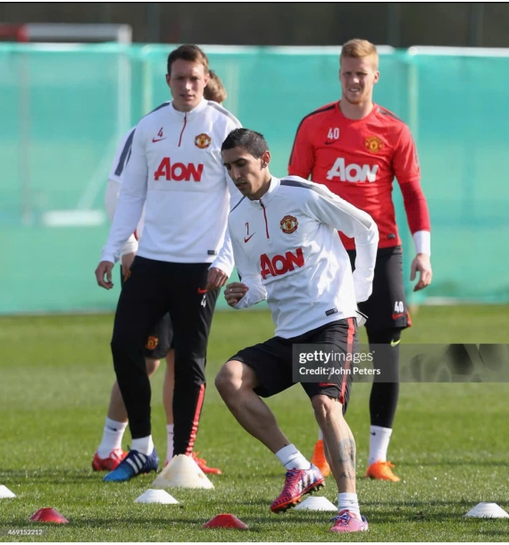 Áo đấu có chữ ký của Di Maria tại Manchester United.