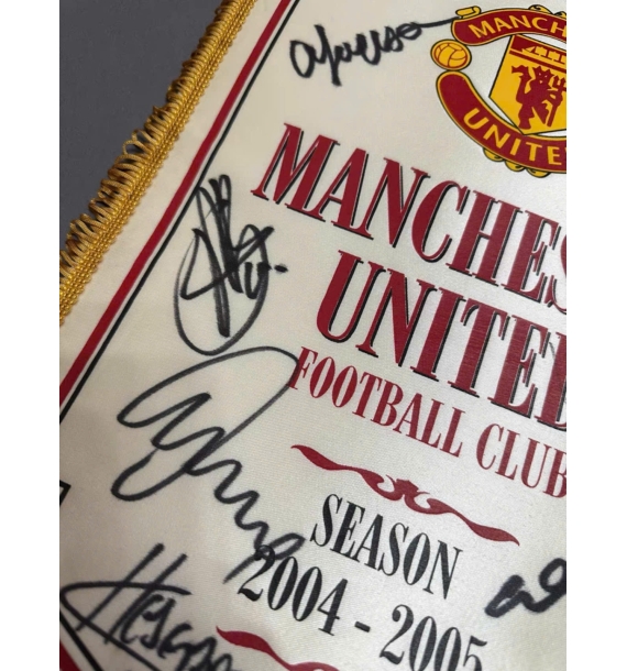Cờ kỷ niệm mùa giải 2003-2004 của Manchester United, có chữ ký của toàn đội