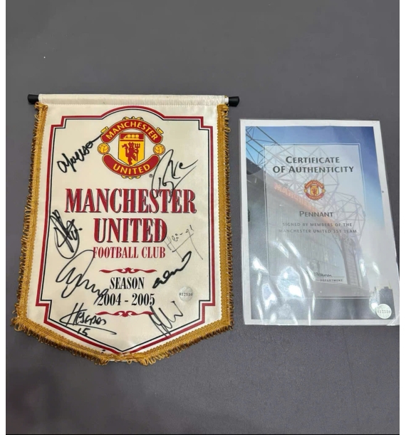 Cờ kỷ niệm mùa giải 2003-2004 của Manchester United, có chữ ký của toàn đội