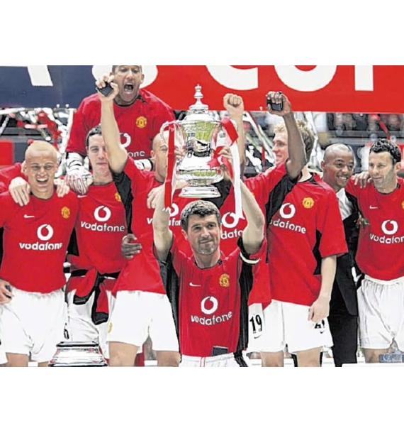 Cờ kỷ niệm mùa giải 2003-2004 của Manchester United, có chữ ký của toàn đội