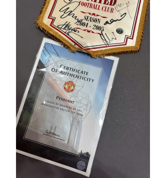 Cờ kỷ niệm mùa giải 2003-2004 của Manchester United, có chữ ký của toàn đội