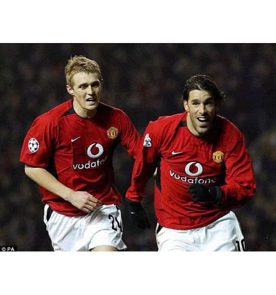 Cờ kỷ niệm mùa giải 2003-2004 của Manchester United, có chữ ký của toàn đội