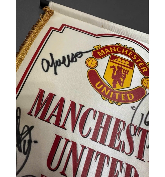 Cờ kỷ niệm mùa giải 2003-2004 của Manchester United, có chữ ký của toàn đội