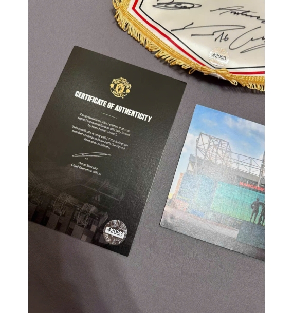 Cờ đội hình Manchester United mùa giải 2024-25 có chữ ký của toàn bộ đội