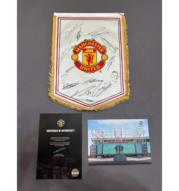 Cờ đội hình Manchester United mùa giải 2024-25 có chữ ký của toàn bộ đội