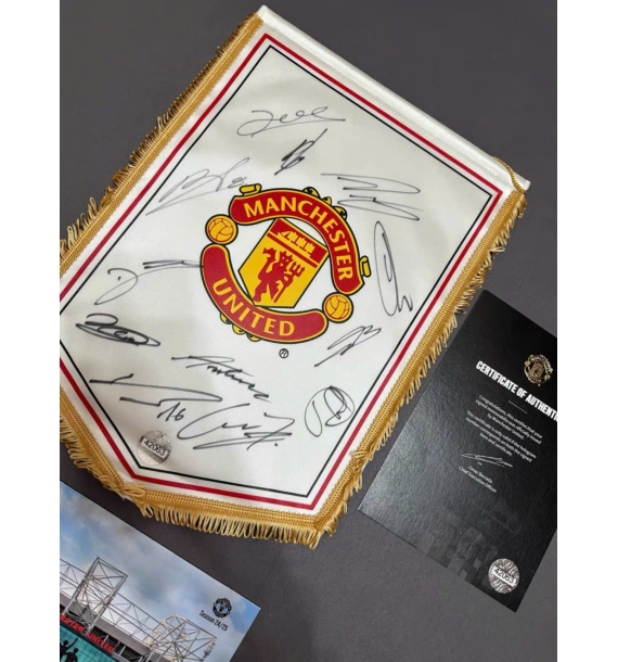 Cờ đội hình Manchester United mùa giải 2024-25 có chữ ký của toàn bộ đội