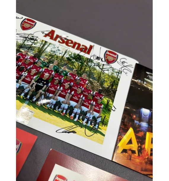 Ảnh toàn đội Arsenal mùa giải 2012-2013 có chữ ký