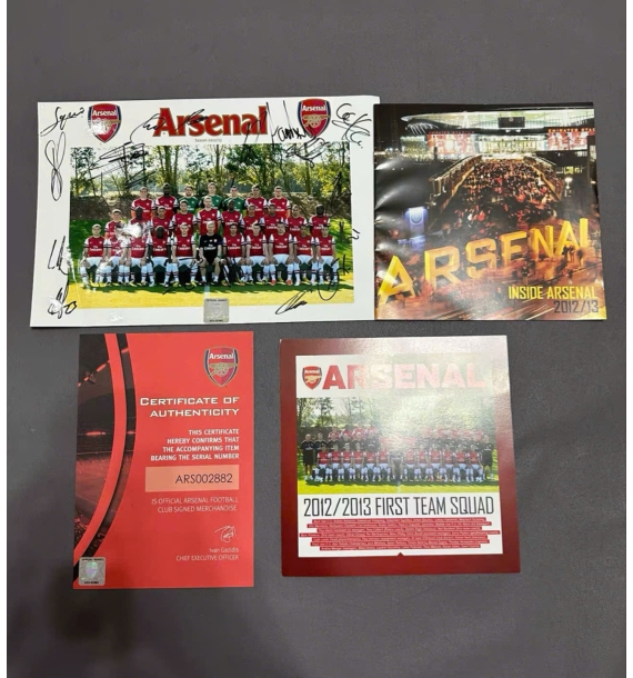 Ảnh toàn đội Arsenal mùa giải 2012-2013 có chữ ký