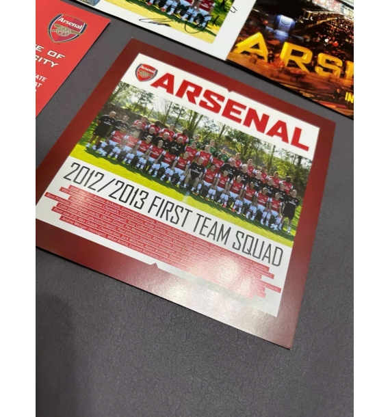 Ảnh toàn đội Arsenal mùa giải 2012-2013 có chữ ký