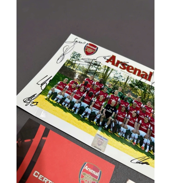 Ảnh toàn đội Arsenal mùa giải 2012-2013 có chữ ký
