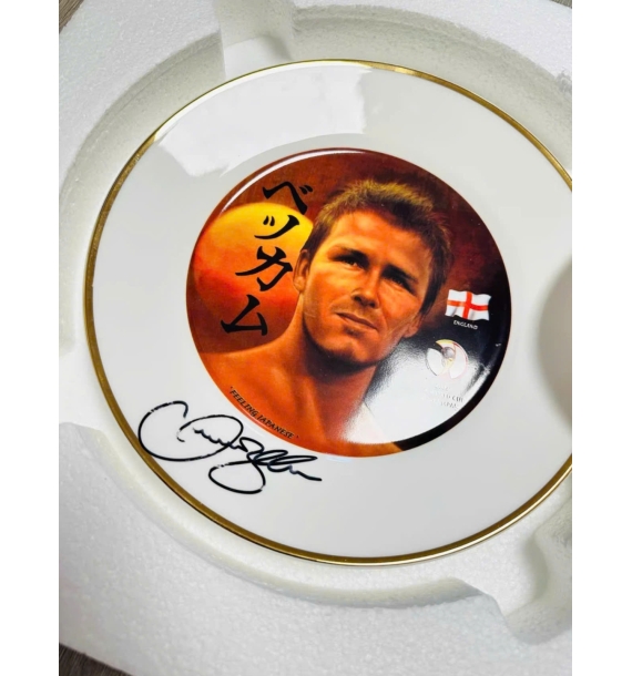 Đĩa sứ có chữ ký của David Beckham