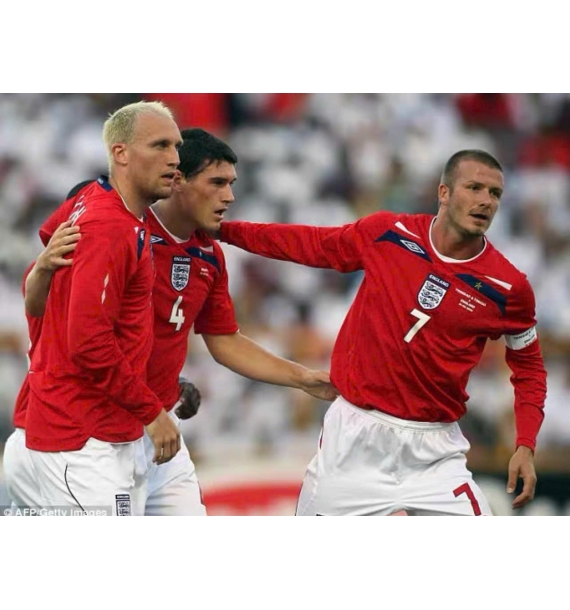 Áo đấu đội tuyển quốc gia Anh năm 2008 có chữ ký