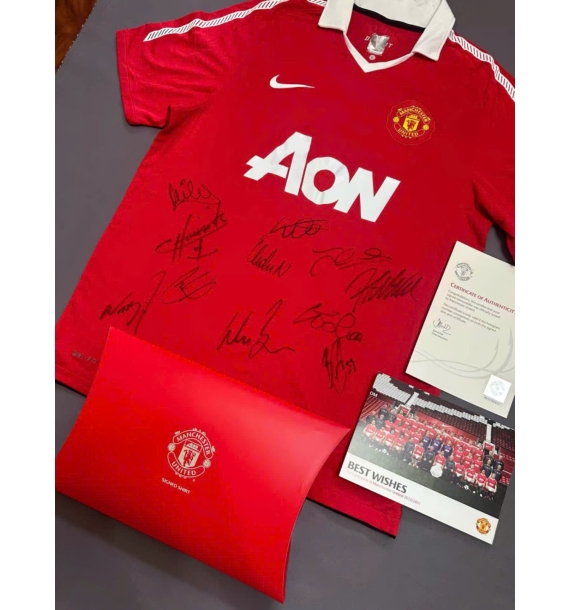 Áo đấu Manchester United mùa giải 2010-11 có chữ ký của toàn bộ đội hình chính