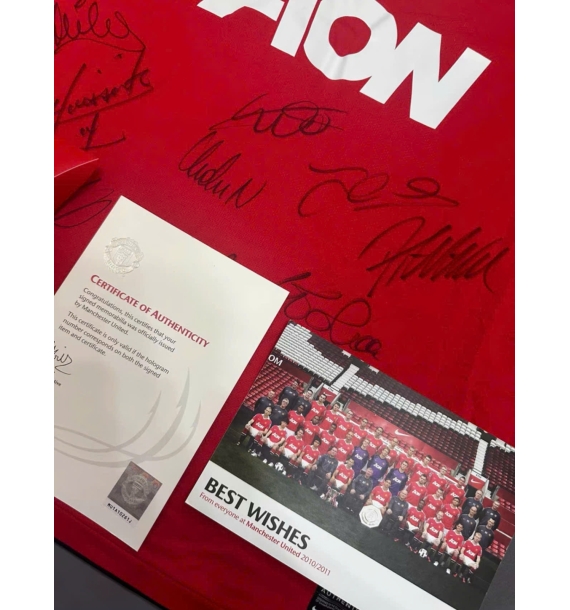 Áo đấu Manchester United mùa giải 2010-11 có chữ ký của toàn bộ đội hình chính