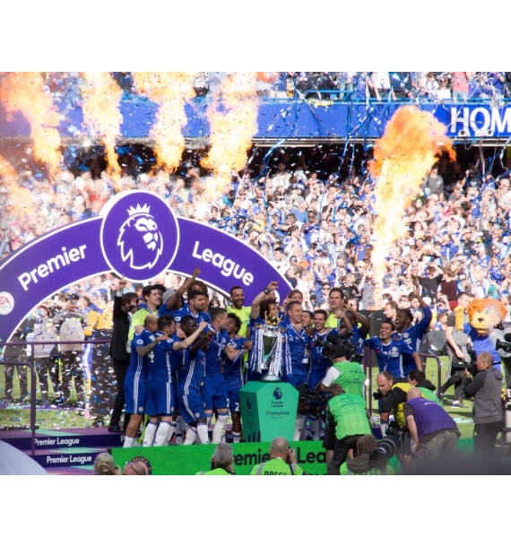 Áo đấu Chelsea mùa giải 2016-17 có chữ ký - Được ký bởi toàn bộ đội Chelsea.