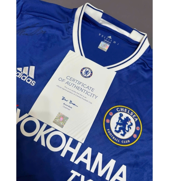 Áo đấu Chelsea mùa giải 2016-17 có chữ ký - Được ký bởi toàn bộ đội Chelsea.