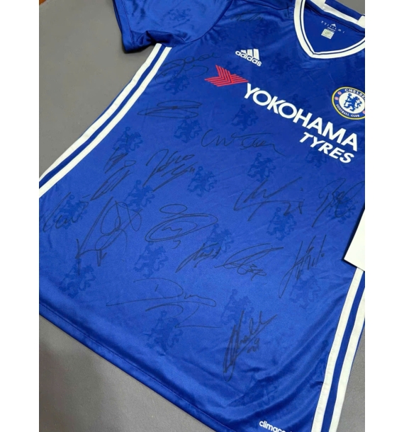 Áo đấu Chelsea mùa giải 2016-17 có chữ ký - Được ký bởi toàn bộ đội Chelsea.