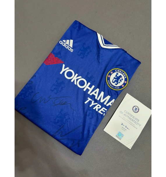 Áo đấu Chelsea mùa giải 2016-17 có chữ ký - Được ký bởi toàn bộ đội Chelsea.
