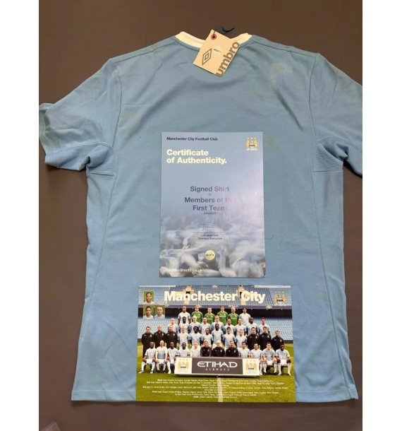 Áo đấu Manchester City mùa giải 2009-2010 có chữ ký của toàn đội