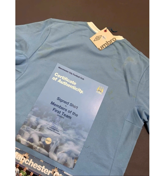 Áo đấu Manchester City mùa giải 2009-2010 có chữ ký của toàn đội