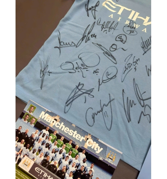 Áo đấu Manchester City mùa giải 2009-2010 có chữ ký của toàn đội