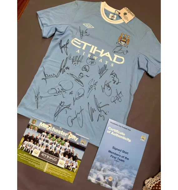 Áo đấu Manchester City mùa giải 2009-2010 có chữ ký của toàn đội