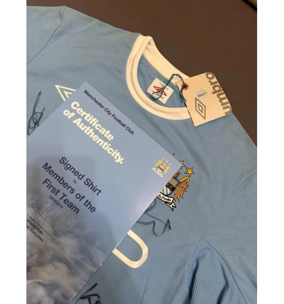 Áo đấu Manchester City mùa giải 2009-2010 có chữ ký của toàn đội