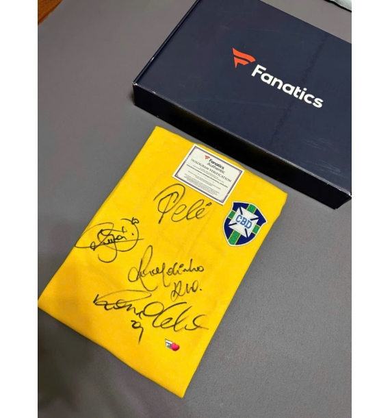 Áo đấu đội tuyển quốc gia Brazil có chữ ký của Ronaldo, Pelé, Neymar và Ronaldinho.