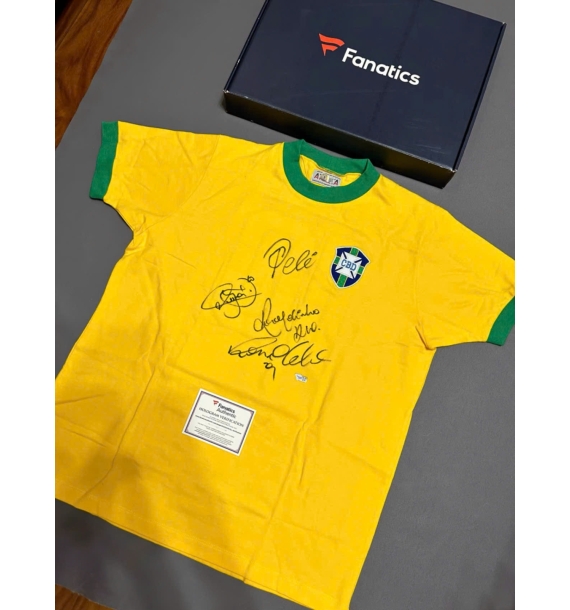 Áo đấu đội tuyển quốc gia Brazil có chữ ký của Ronaldo, Pelé, Neymar và Ronaldinho.