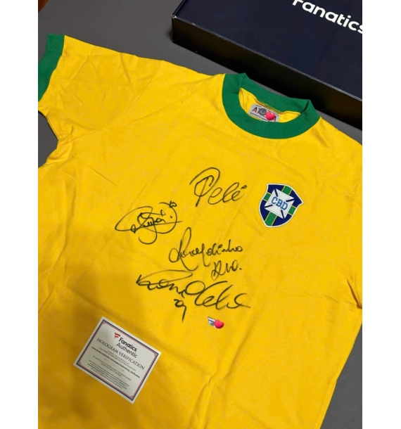 Áo đấu đội tuyển quốc gia Brazil có chữ ký của Ronaldo, Pelé, Neymar và Ronaldinho.