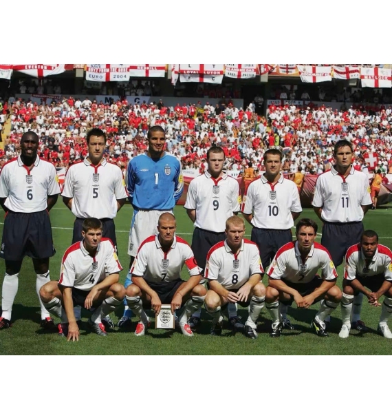 Áo đấu của đội tuyển Anh tại Euro 2004 có chữ ký