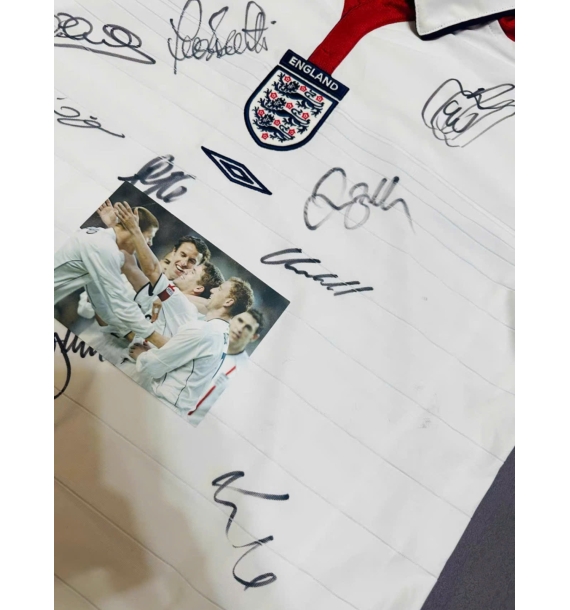 Áo đấu của đội tuyển Anh tại Euro 2004 có chữ ký